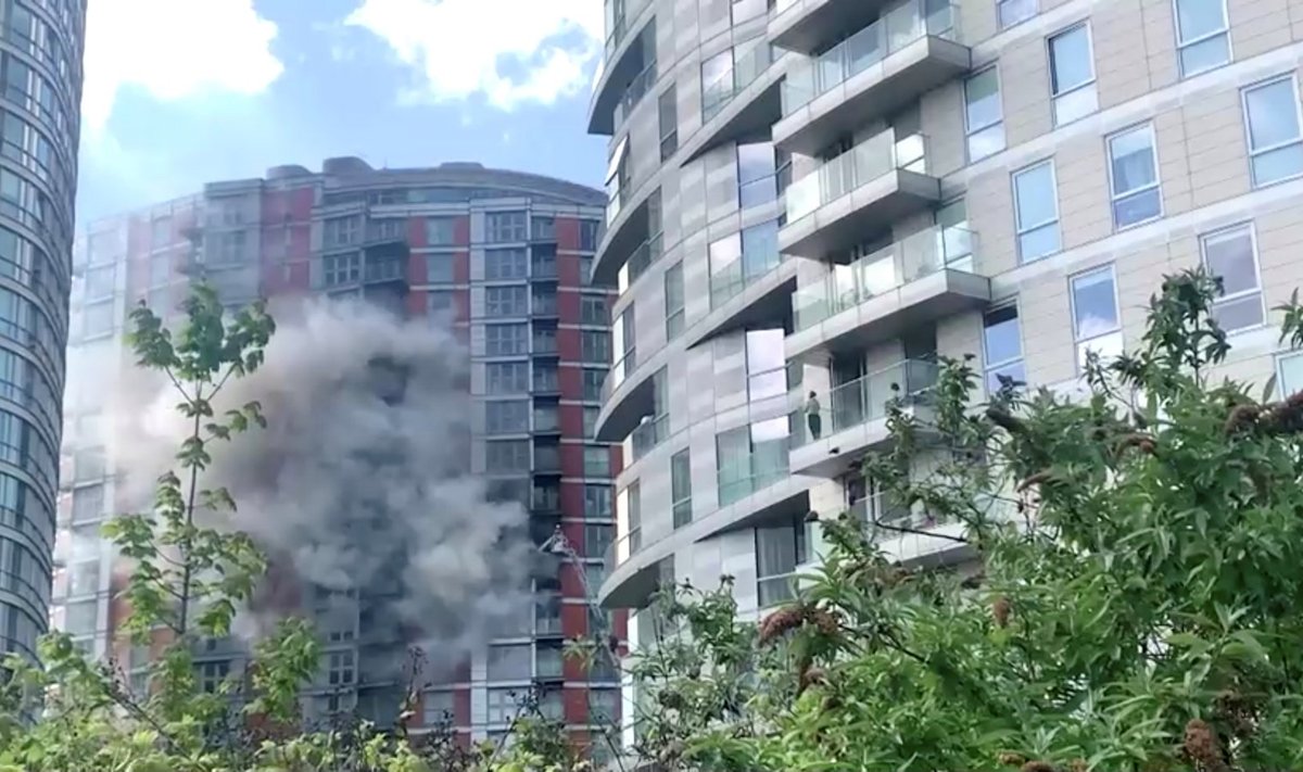 Londono daugiaaukštyje kilo gaisras