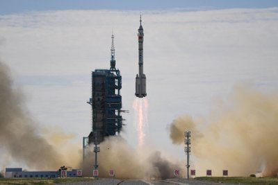 Kinijos astronautai išskrido į naująją kosminę stotį.