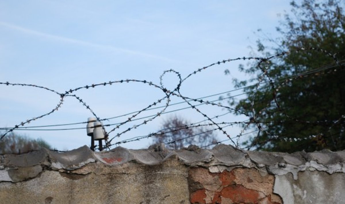 Kalėjimas, tvora, spygliuota tvora