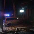 Avarija Panevėžyje: po smūgio nevaldomas automobilis rėžėsi į namą