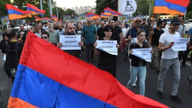 Armėnijoje – tūkstantiniai protestai prieš susitarimą su Azerbaidžanu dėl žemės