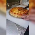 Britanijos užkandinė siūlo picą su mėsainių ir kebabo įdaru