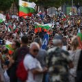 Krizė Bulgarijoje gilėja: po prokurorų reidų prezidentūroje tūkstančiai protestuotojų išėjo į gatves