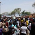 Prancūzija pranešė antradienį pradėsianti evakuoti iš Nigerio savo piliečius