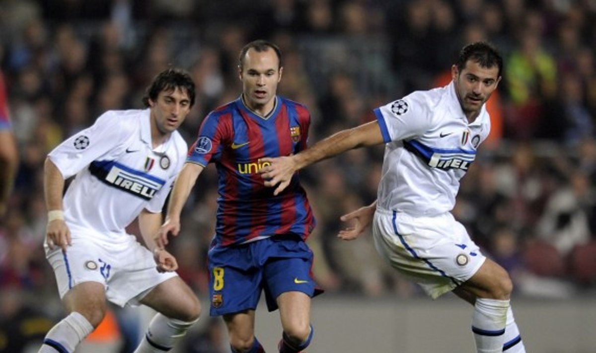 Andresas Iniesta "(Barcelona", viduryje) tarp dviejų varžovų - Diego Milito (kairėje) ir Dejano Stankovičiaus  ("Inter") 