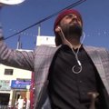 Jemeno baristas klientus vilioja nuostabiais šokių judesiais