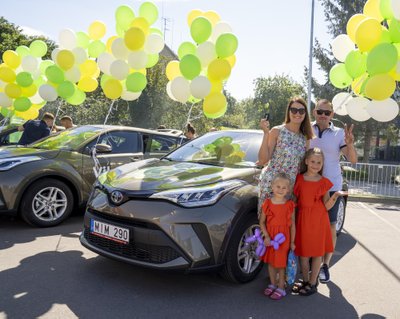  Iki gimtadienines loterijos laimėtoja Inga su šeima