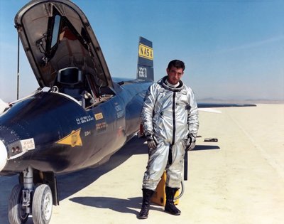Michaelas Adamsas prie raketos-lėktuvo "X-15"