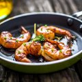 3 jūrų gėrybių receptai: medumi marinuotos krevetės, česnakinė tilapija ir užkandis su juodaisiais ikrais