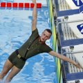 Be analogų: rusas pasaulio čempionate Kazanėje į baseiną šoko su SSRS kario uniforma ir iškovojo sidabrą