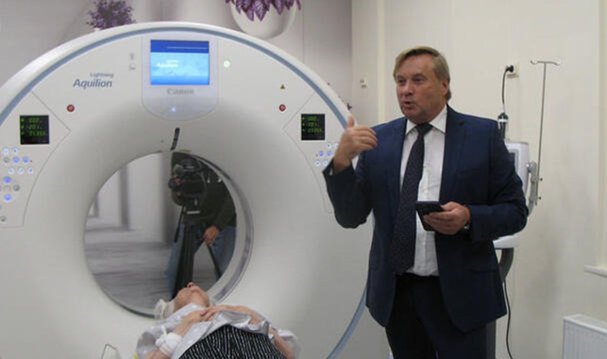 Kretingos ligoninė šiemet įsigijo kompiuterinį tomografą, kainavusį apie pusę milijono eurų. Vyr. gydytojo Romaldo Sakalausko teigimu, Kretingos ligoninei už savo pacientų tyrimus tenka pačiai susimokėti.