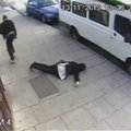 Apsaugos kameros nufilmavo, kaip vyras žiauriai partrenkė merginą