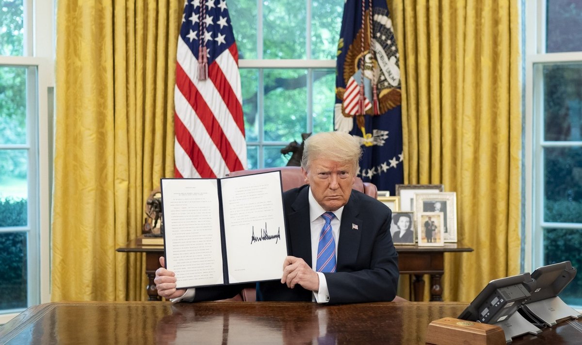 Donaldas Trumpas pasirašo vykdomąjį įsaką