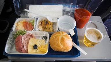 Ko iki šiol nežinojote apie maistą lėktuvuose: avialinijų atstovas išdavė pagrindines gudrybes