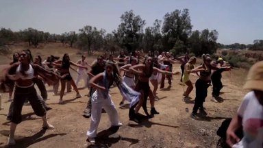 Izraelio šokėjai surengė performansą „Nova“ aukų atminimui