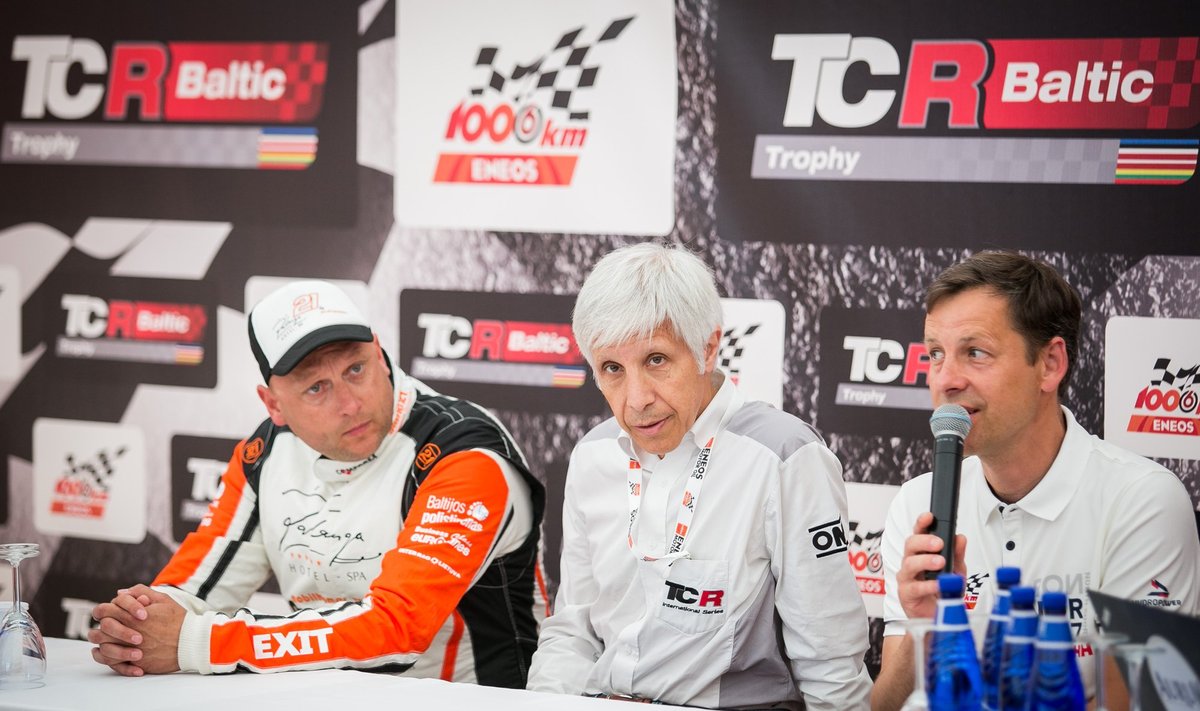 Darius Jonušis (dešinėje) ir Fabio Ravaioli (viduryje) pristatė TCR planus Lietuvoje