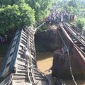 Bangladeše sugriuvus tiltui į kanalą nukrito traukinys