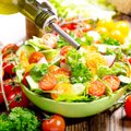 Pavasarinės salotos: penki auksiniai ingredientai, už kuriuos organizmas padėkos