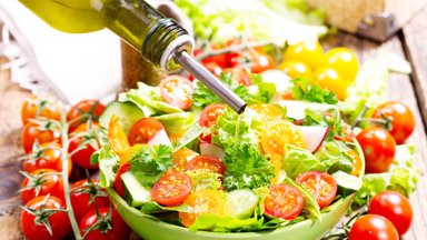 Pavasarinės salotos: penki auksiniai ingredientai, už kuriuos organizmas padėkos