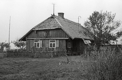 Sena kaimo sodyba  // Juozo Mickevičiaus, 1970 m. nuotr.