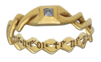 Anglijoje vyras aptiko neįtikėtiną lobį – deimantu inkrustuotą auksinį, viduramžių laikų, vestuvinį žiedą. © Noonans nuotr.