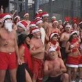 Per Budapeštą bėgo pusnuogiai Kalėdų seneliai