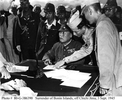 Yoshio Tachibana pasirašo Čičidžimos kapituliacijos aktą. 1945 m. rugsėjo 3-ji