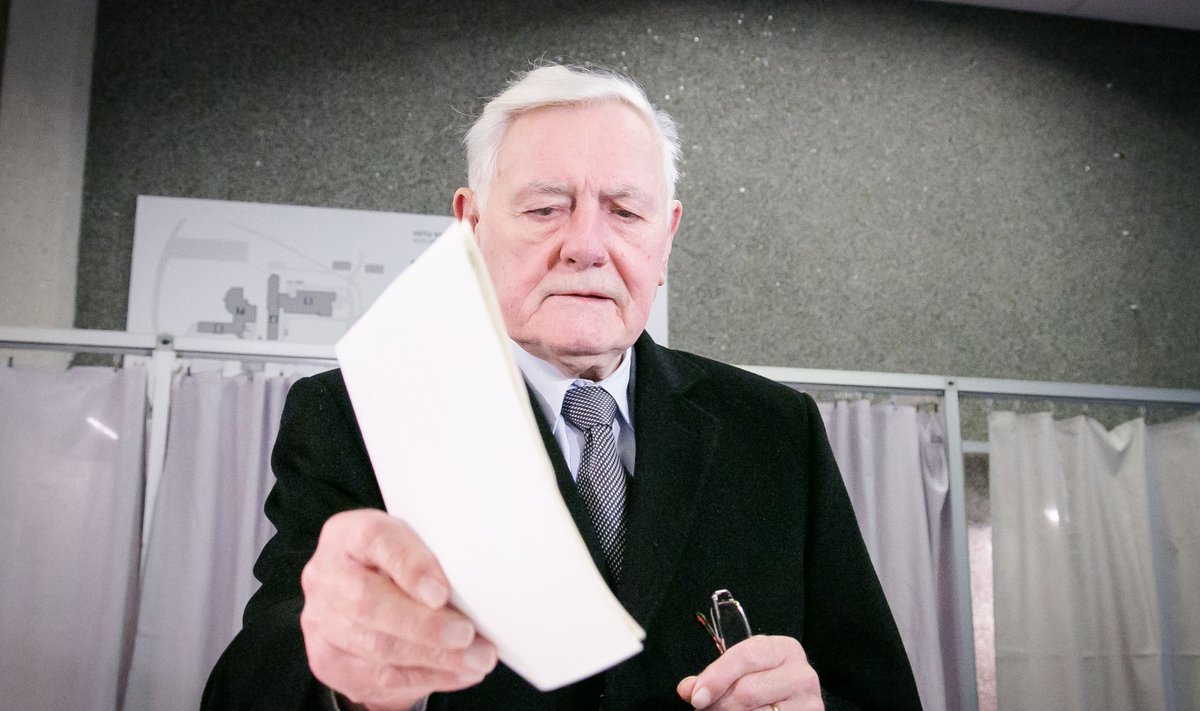 Valdas Adamkus casting his vote at the Seimas elections in 2016