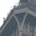 Paryžiuje sulaikytas ant Eiffelio bokšto užsiropštęs vyras