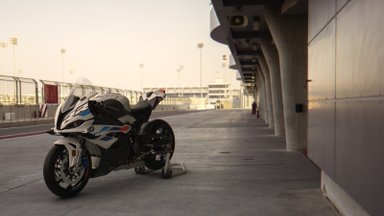 BMW pristatė naują sportinį motociklą – išvystys virš 300 km/val. greitį