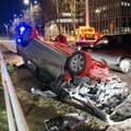 Vilniuje prisivažinėjo girtas vairuotojas: automobilis apvirto aukštyn ratais
