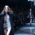 R. Cavalli įkvėpė Kinija, D. Versace pristatė futuristinę kolekciją