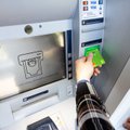 SEB bankas pristatė iš bioplastiko pagamintas mokėjimo korteles: iš senų menininkė sukūrė unikalią instaliaciją
