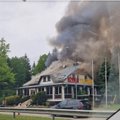 Magistralėje prie Kauno užsiliepsnojo užeigos stogas: skubios medikų pagalbos prireikė apdegusiam žmogui