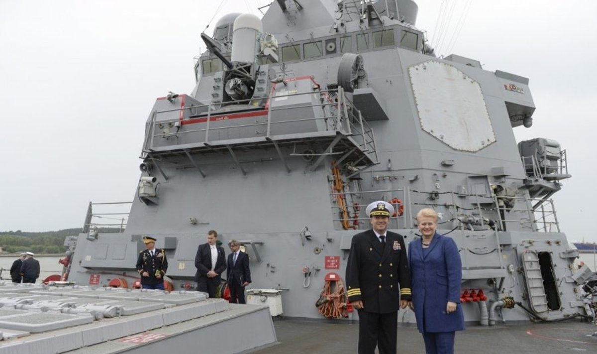 Prezidentė lankėsi JAV karinių jūrų pajėgų laive Oscar Austin