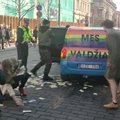 Vilniaus centre kilo chaosas: sudaužytas ne tik policijos automobilis, ant grindinio pabirusios kupiūros
