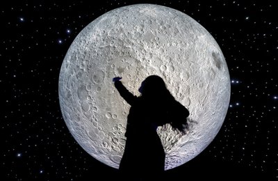 7 metrų skersmens britų menininko Luke‘o Jerramo mėnulis į Čilės sostinę atvyko prieš tai apkeliavęs Torontą, Milaną ir Dubajų. 