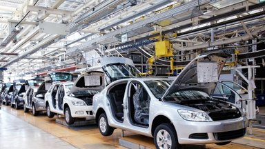 Smūgis automobilių gamintojams: praranda 210 mlrd. dolerių pajamų