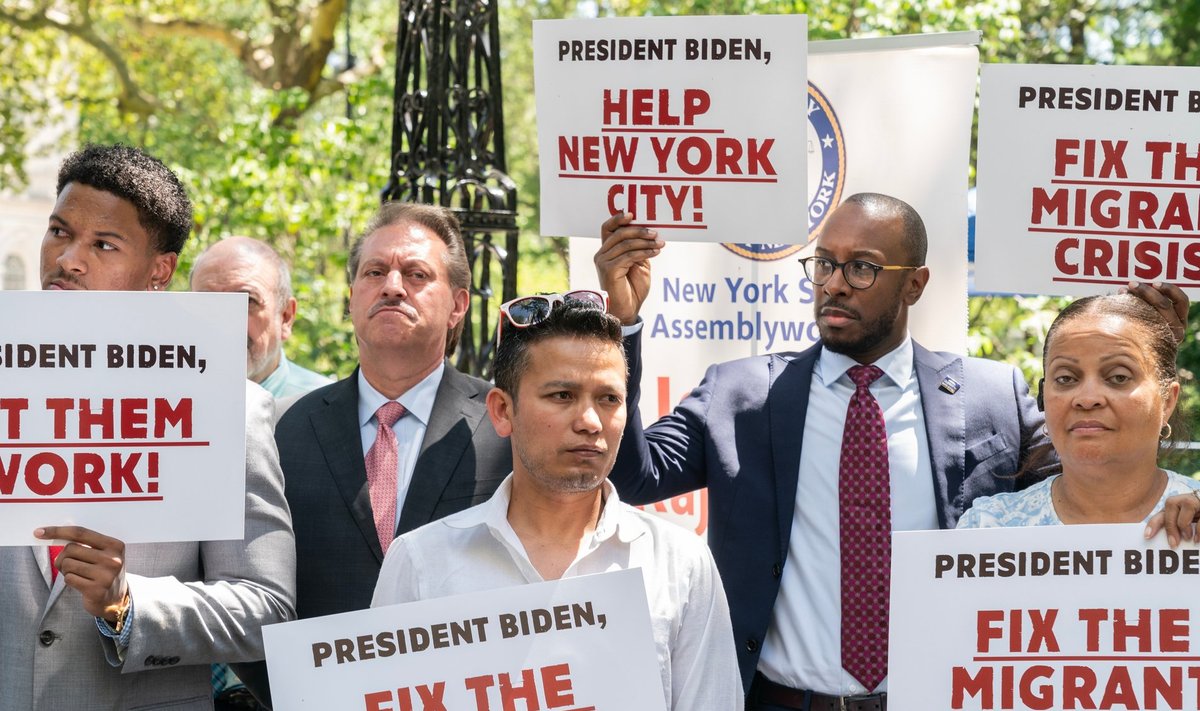 2023 m. liepos 31 d. Niujorke, Rotušės parke, surengtas mitingas, kuriame prezidentas Joe Bidenas ragintas paskelbti nepaprastąją padėtį dėl migrantų krizės Niujorke