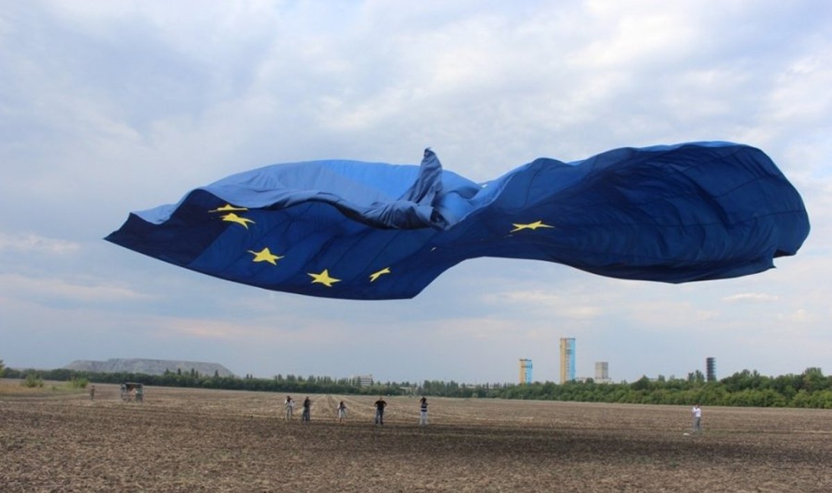 Lietuvių Ukrainos rytuose iškeltos milžiniškos vėliavos simbolizuoja vis glaudesnius žmogiškuosius ukrainiečių ir ES ryšius