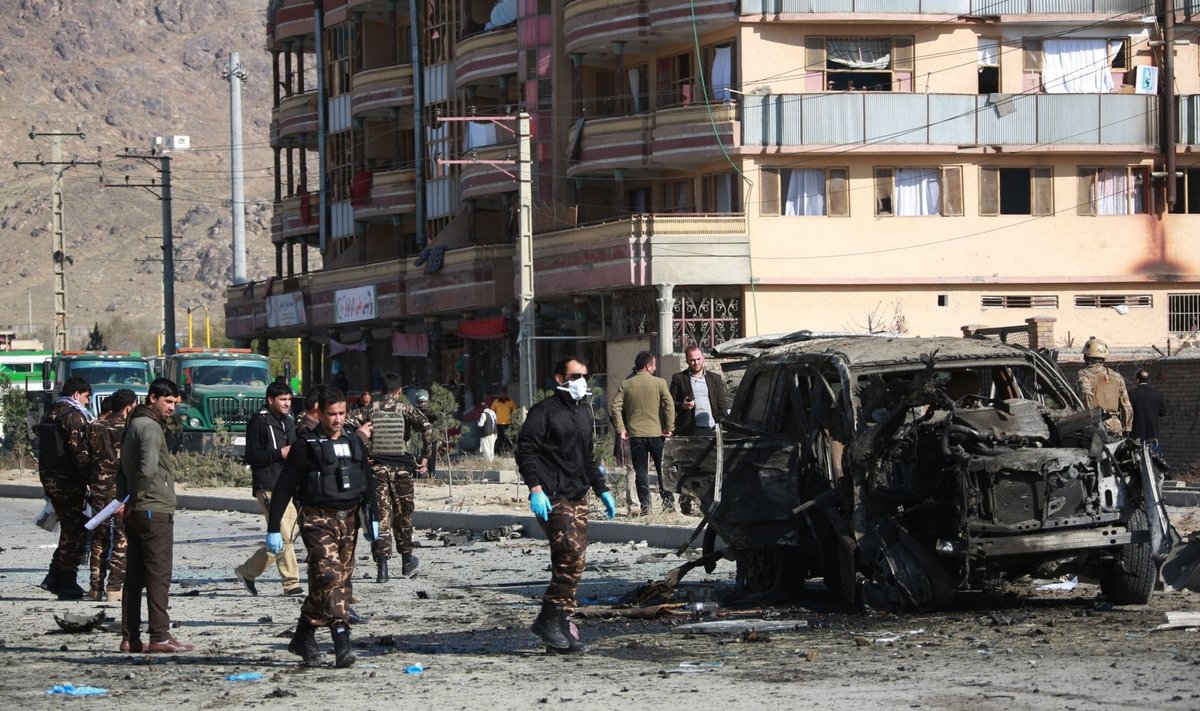 Rytų Afganistane pakelės bombos sprogimas užmušė 10
