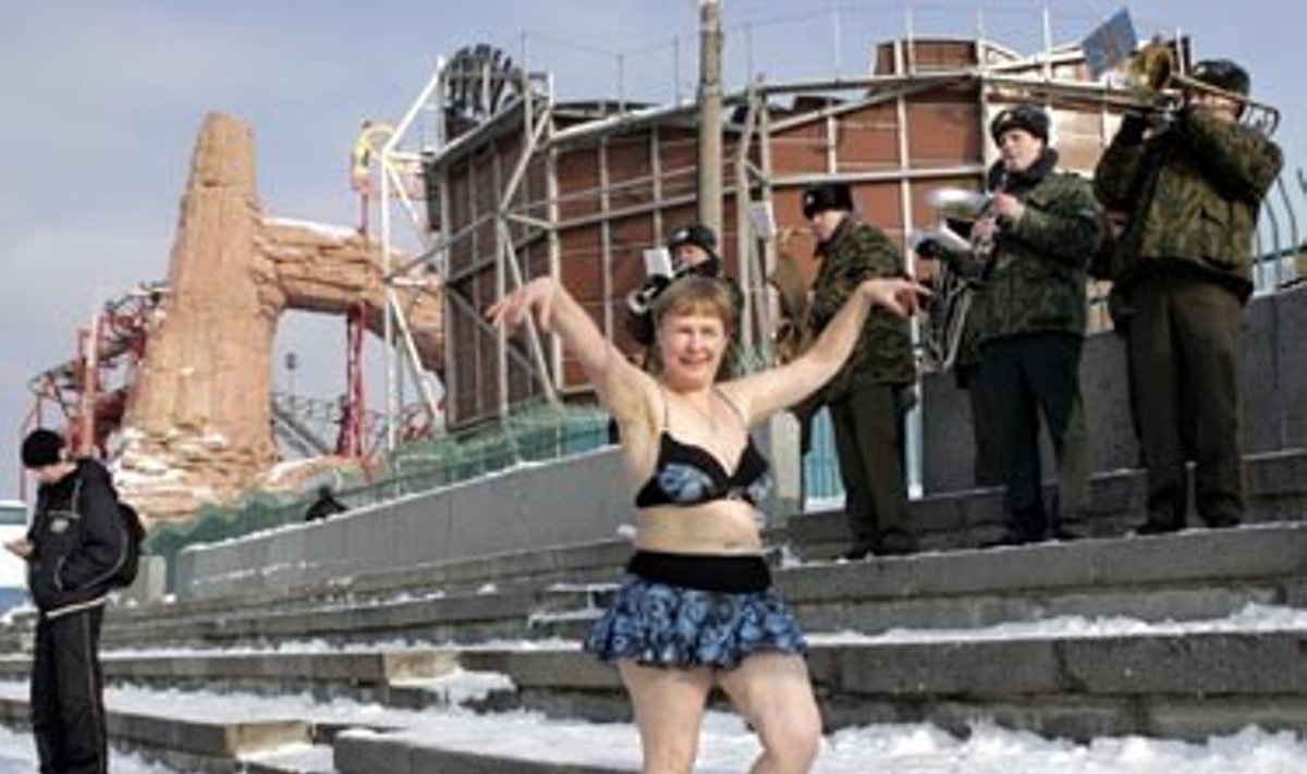 Rusijoje minint Tėvynės gynėjų dieną savaip šventę paminėjo ir sveikuoliai, šokdami į ledinį vandenį Maskvos M.Gorkio parke. 