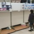 Koronaviruso baimės kaustomi milaniečiai šluoja parduotuvių lentynas