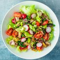 Avokadų ir keptos vištienos salotos – sočios ir maistingos