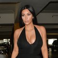 K. Kardashian nepaliauja gluminti: ir vėl rodo savo nuogą kūną po gimdymo