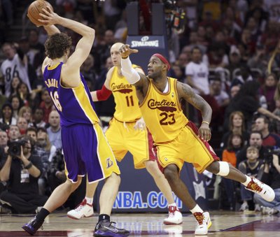 Žydrūnas Ilgauskas ir LeBronas Jamesas sunkia stabdė „Lakers“ atakas