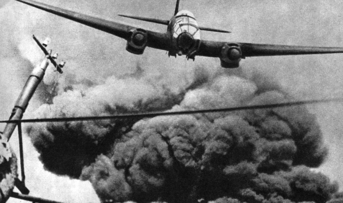 Vokiečių lėktuvas He-111 po bombų atakos.