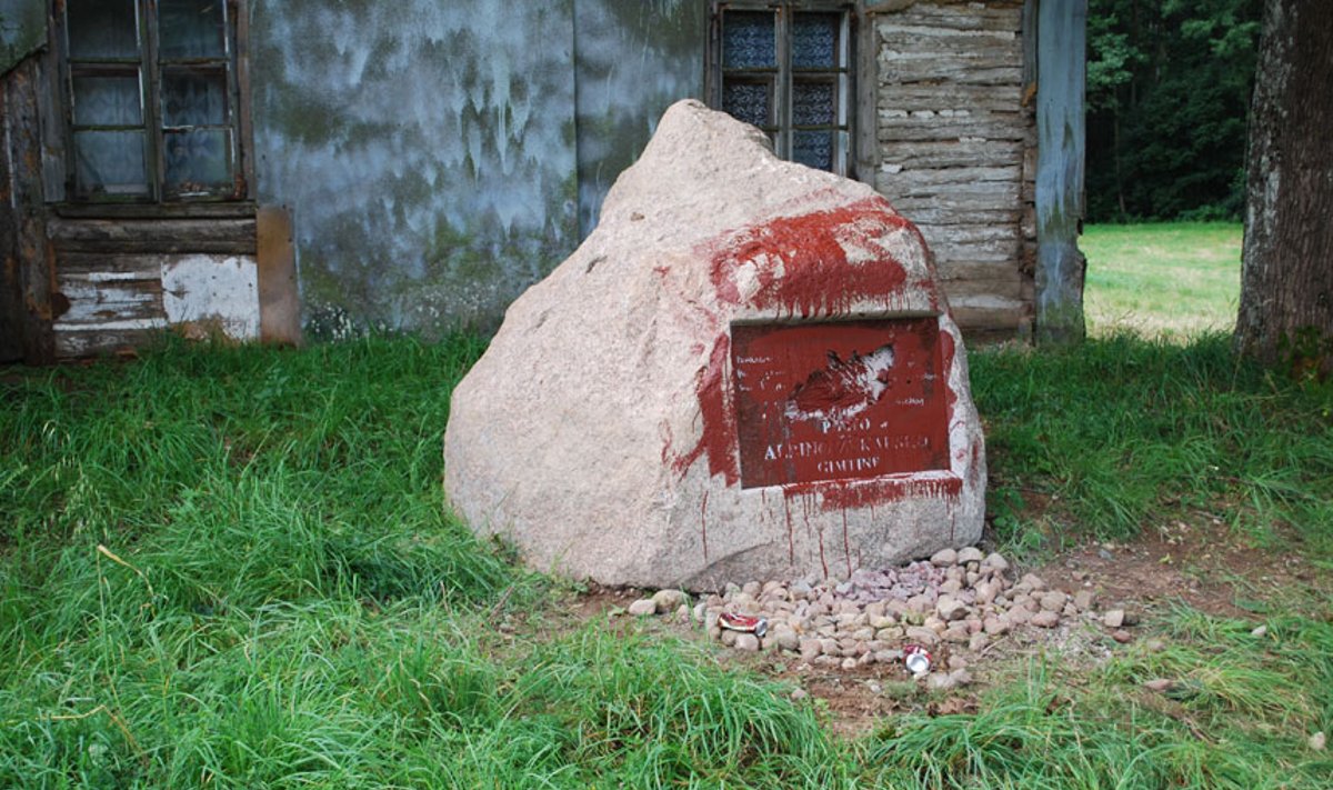 Lenkijos Bubelių kaime, poeto Albino Žukausko tėviškėje buvo išniekintas statomas paminklinis akmuo. punskas.pl nuotr.