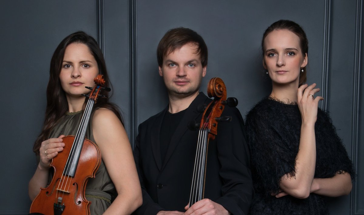 Dalia Dėdinskaitė (smuikas), Gleb Pyšniak (violončelė) ir Simona Zajančauskaitė (fortepijonas)