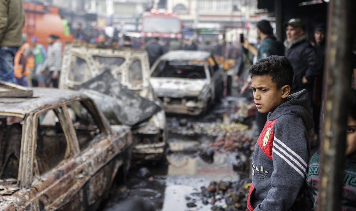 2020 m. Kovo 5 d., Gazos miestas, Gazos Ruožas, Palestina: Palestinos gyventojai apžiūri gaisro vietą Nuseirato turguje, centrinėje Gazos ruožo dalyje. Dešimt žmonių mirė ir daugiau kaip 50 palestiniečių buvo sužeista sprogimui nuaidėjus „Nusseirat“ pabėgėlių stovykloje